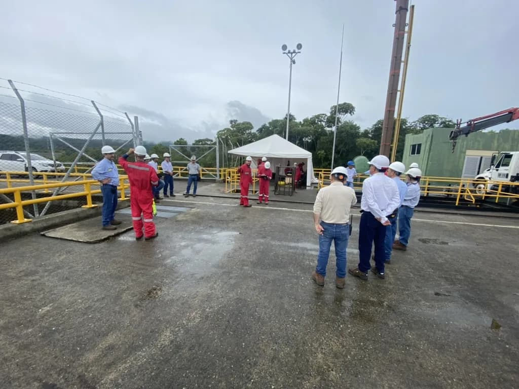 Charla de seguridad con trabajadores en faena