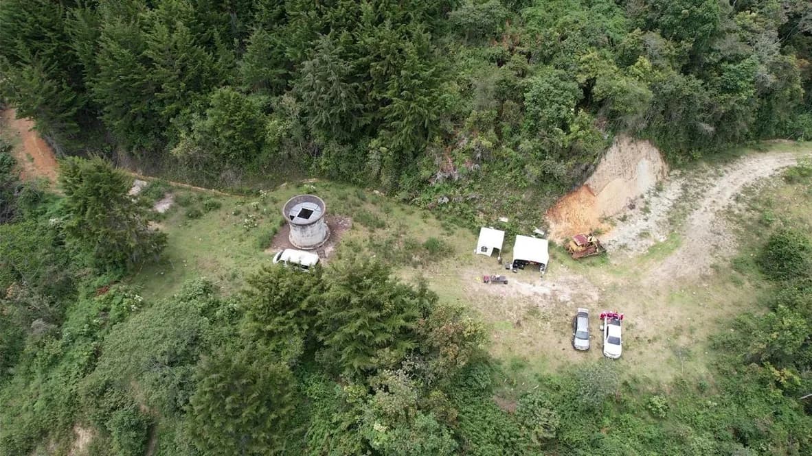 Vista aérea de una faena con instalaciones de contratista